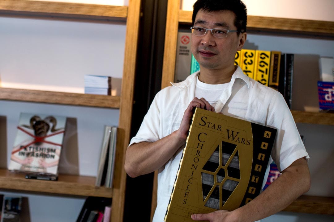 王子儀收藏了大量關於星球大戰的書籍,並鼓勵粉絲要橫向閱讀這套電影,自會發現當中有很多值得探討的地方。攝:盧翊銘/端傳媒