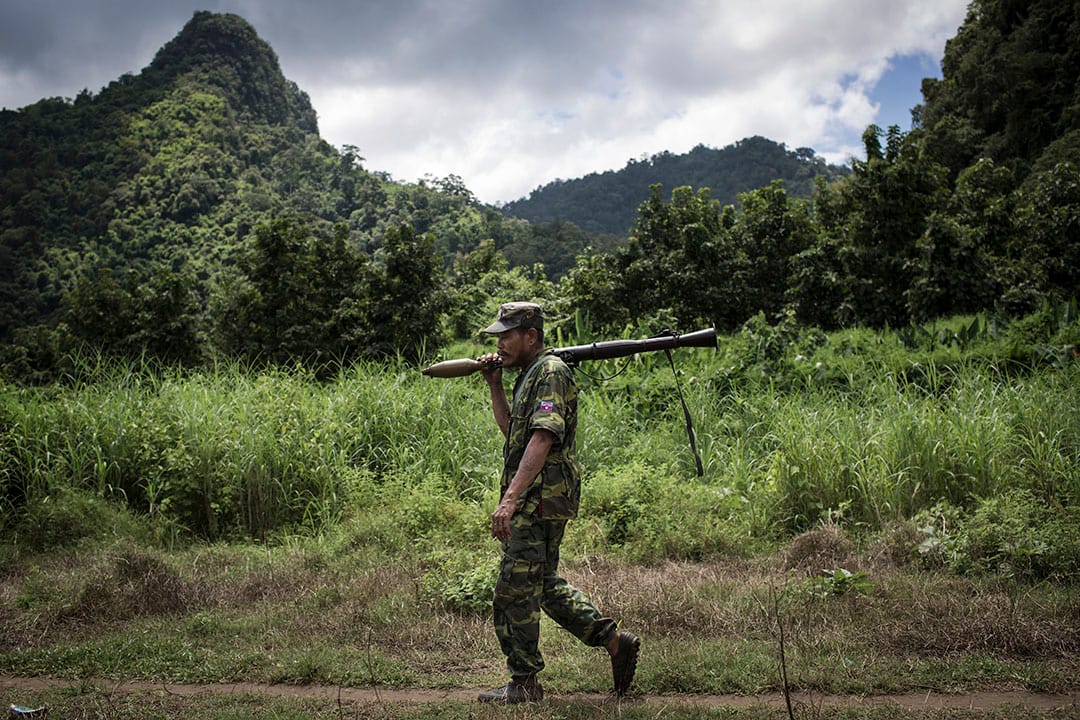 克倫民族抵抗組織成員在Karen Hills巡視。攝 : Mathieu Willcocks/端傳媒