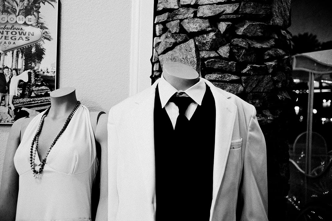 結婚小教堂提供結婚需要的格式並且價格不同的結婚服裝。