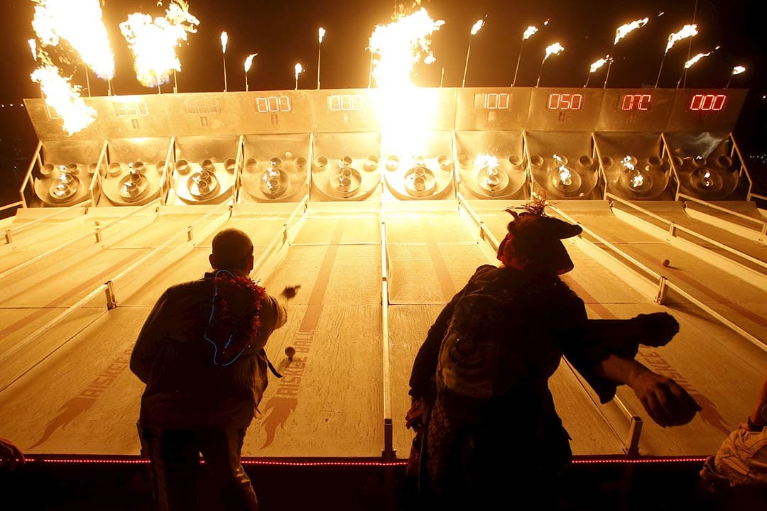 有參加者於場內攤位遊戲玩樂。攝：Jim Urquhart/Reuters