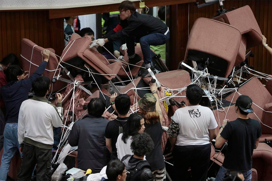 台湾反服贸协​​议学生冲进立法院，用椅子堵塞各个出入口。摄：Ashley Pon/Getty