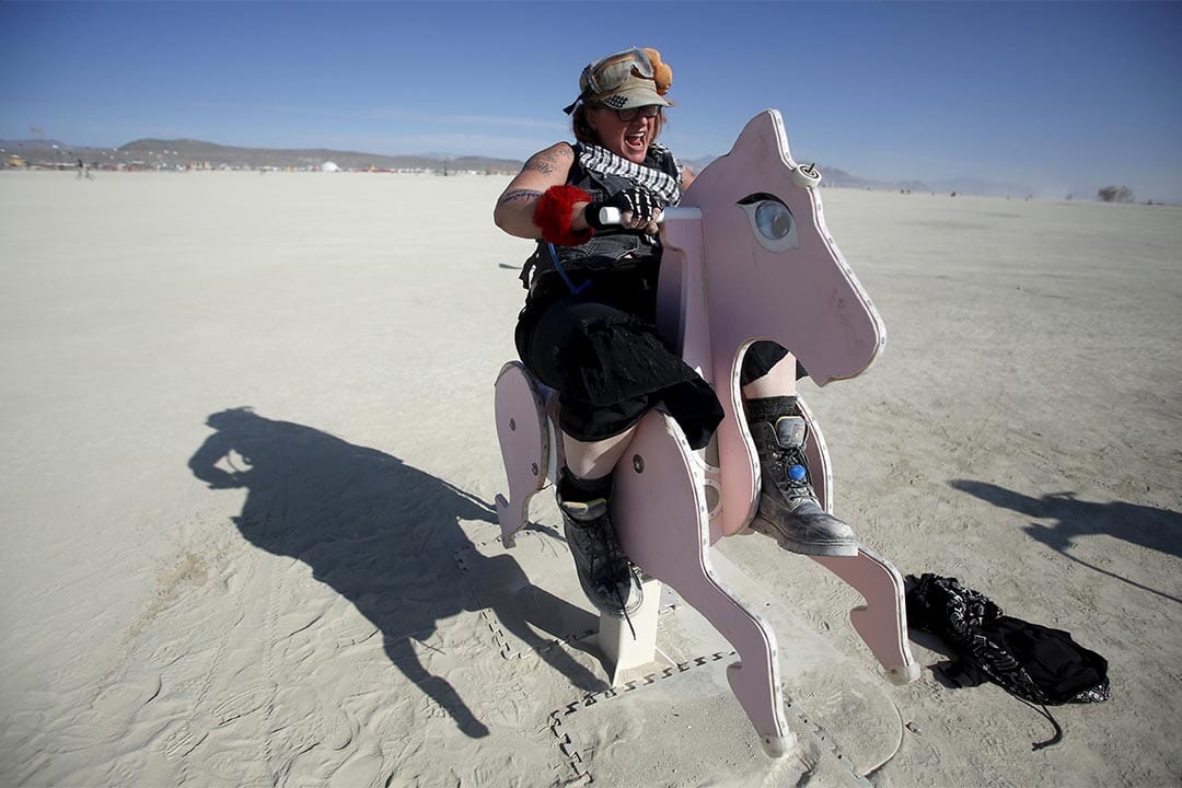 Burning Man（火人祭）中一個参加者騎著木馬藝術裝置。攝：Jim Urquhart/Reuters