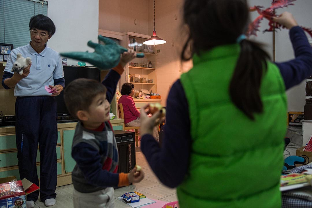 孫子於新竹老家玩耍,謝素嬉在客廳休息。攝:Billy H.C. Kwok/端傳媒