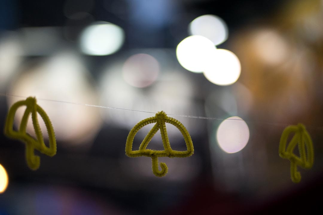 撑伞之后,就算偶然感觉幸福,不知什么,突然有一股不快的情绪袭来,将刚刚的幸福感觉一扫而空。摄: ALEX OGLE/AFP