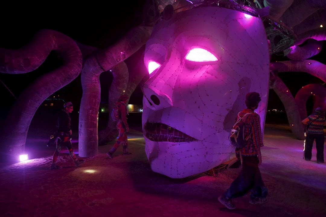 參加者於晚間時分欣賞裝置藝術品Medusa Madness。攝：Jim Urquhart/Reuters