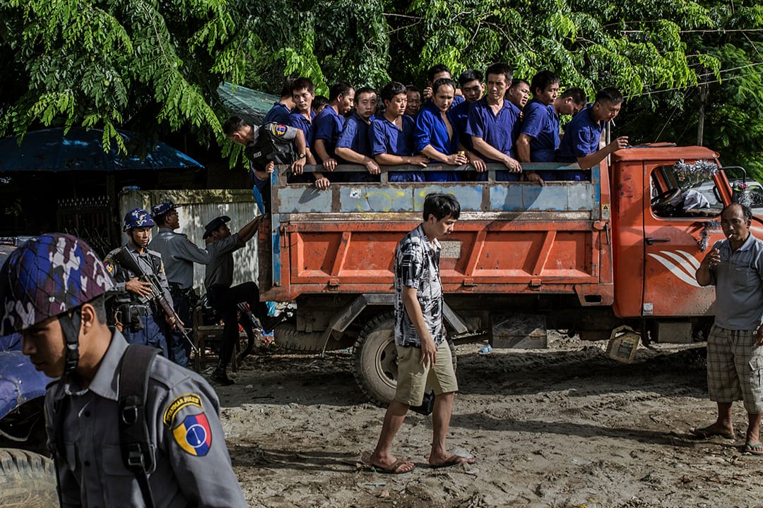犯人由大卡车运送到法庭。摄: Minzayar/端传媒