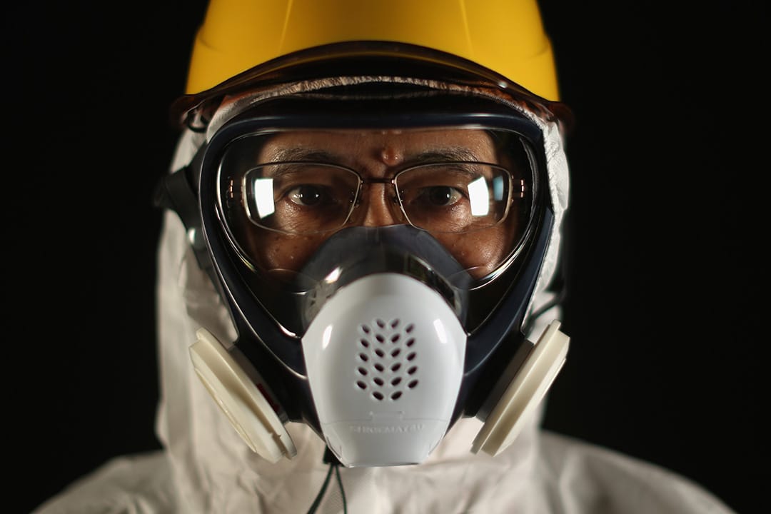 东芝的 Mitsuyoshi Sato 已在福岛工作五年,事故後他以义务性质来到福岛是研究净水问题,现时负责操作吸尘机械人净化 2 号及 3 号反应堆。他本想继续他的研究工作,但认为有些事情必须现在就做,也无暇细想工作的意义。摄:Christopher Furlong/GETTY