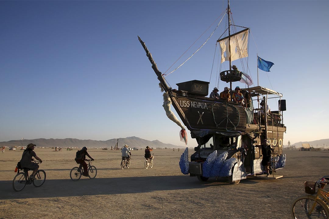 Burning Man（火人祭）場內一輛改裝成海盜船的汽車駛過。攝：Jim Urquhart/Reuters