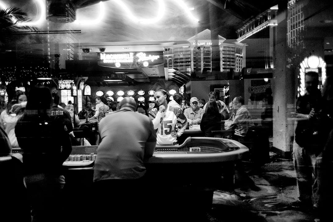 通常情況下根據不同的季節，賭桌上的發牌女郎會著不同的衣服。 11月是美式橄欖球的賽季，賭場裡的發牌女郎會穿上不同球隊的球衣。