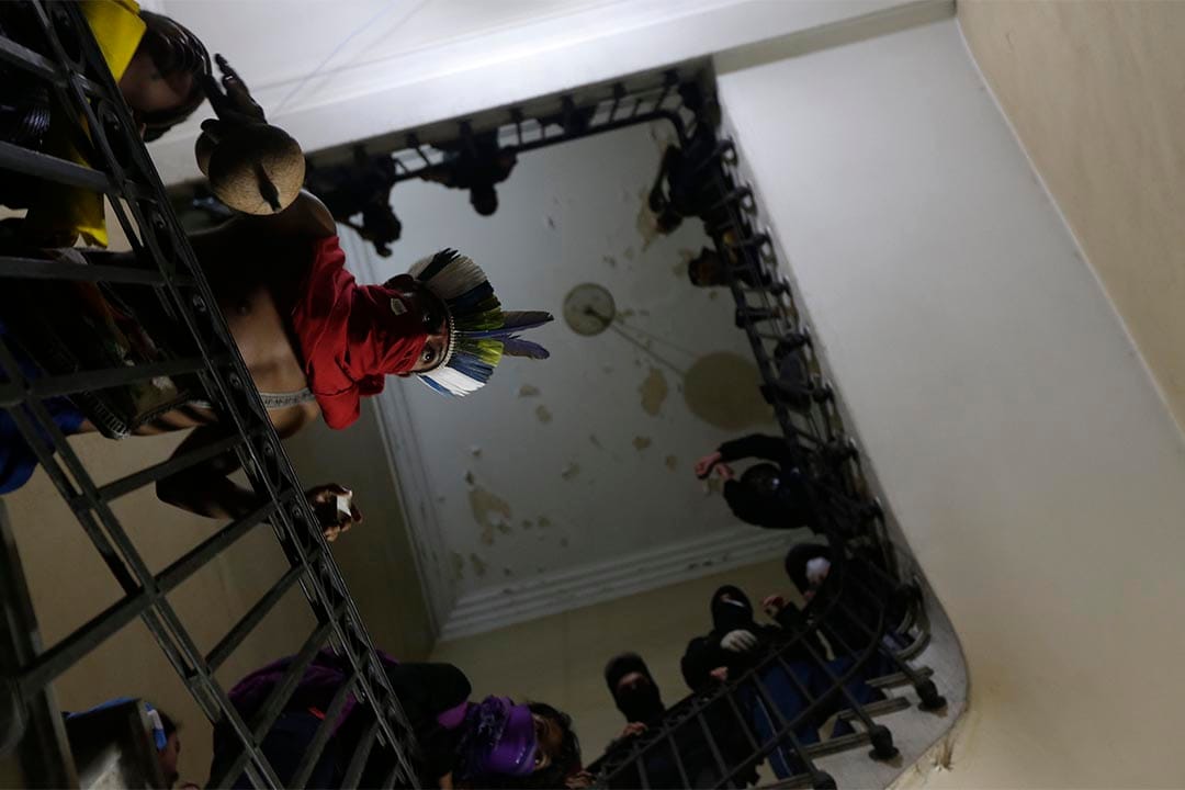 巴西里约热内卢反政府示威者闯入并企图占领市政厅。摄：Ricardo Moraes/Reuters