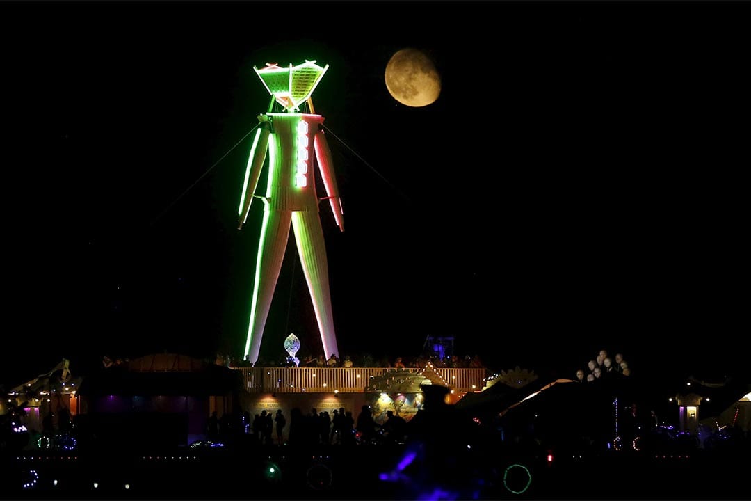 一票難求的「火人祭」在入夜後仍然有不少參加者到來。攝：Jim Urquhart/Reuters