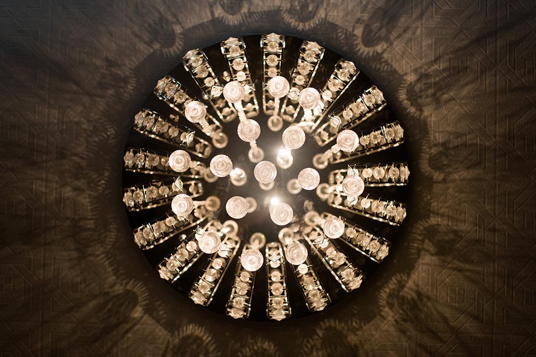 咩事藝術空間裏的水晶吊燈也成為卓思穎的創作材料。攝:Lit Ma/端傳媒