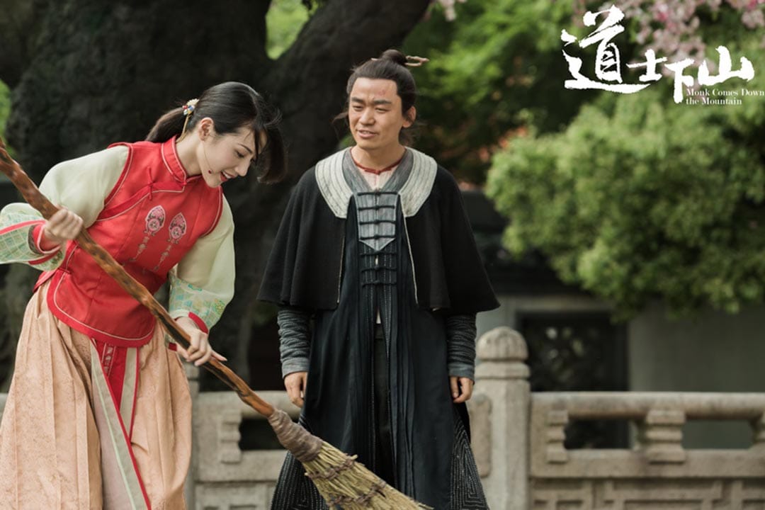 何安下（王寶強飾）初會神秘紅衣女子（董琦飾），《道士下山》劇照。