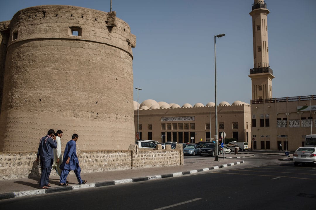 人们在改建自阿勒法赫迪的杜拜博物馆门外走过。摄: Laurence Tan