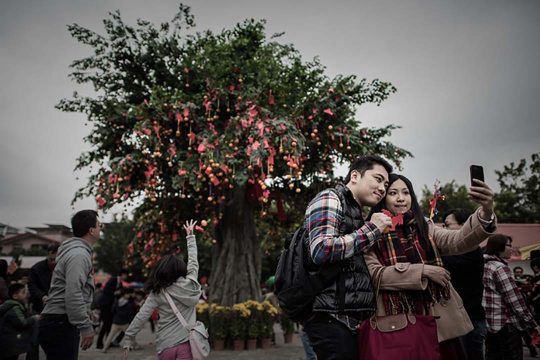 農曆新年市民到大埔林村許願樹拋寶牒許願。攝：Philippe Lopez/AFP