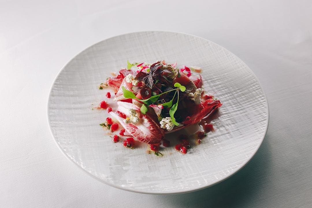 金枪鱼腩刺身配菊苣沙律、紫苏石榴酱汁($220)部分紫苏切碎作为酱汁,部分则保留原片有装饰之效。摄:王嘉豪/端传媒