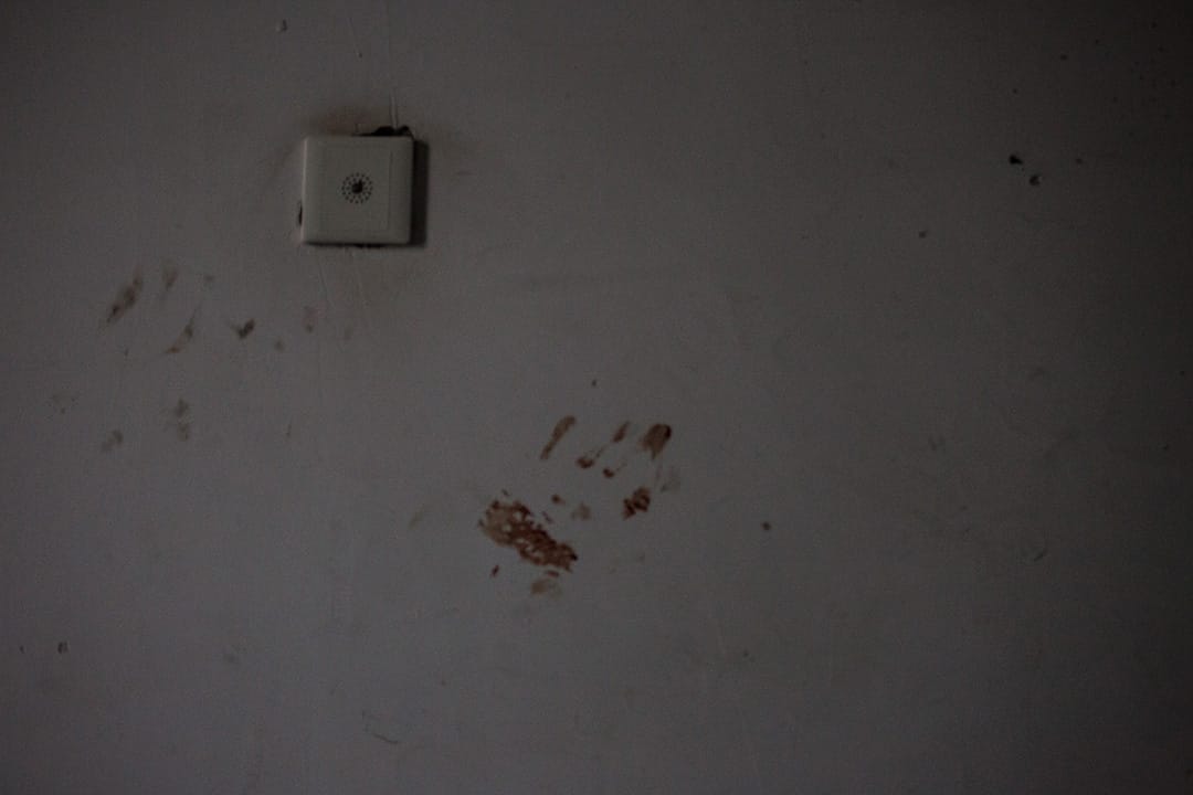 爆炸現場附近的民居,後樓梯牆壁上留下血手印。