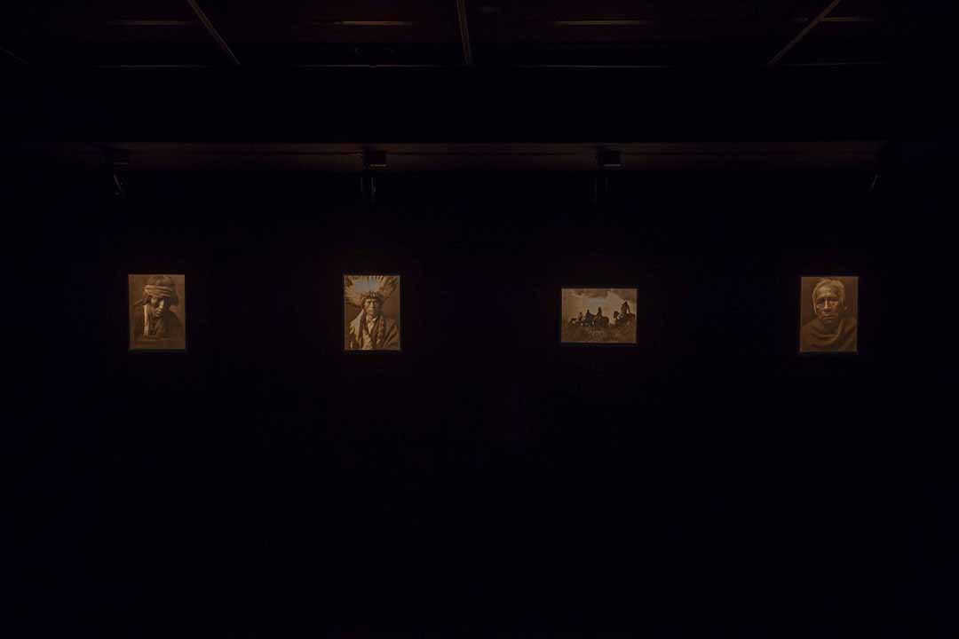 The Empty Gallery 正在展出美国摄影师爱德华·柯蒂斯(Edward S. Curtis)的摄影展图片由 The Empty Gallery 提供