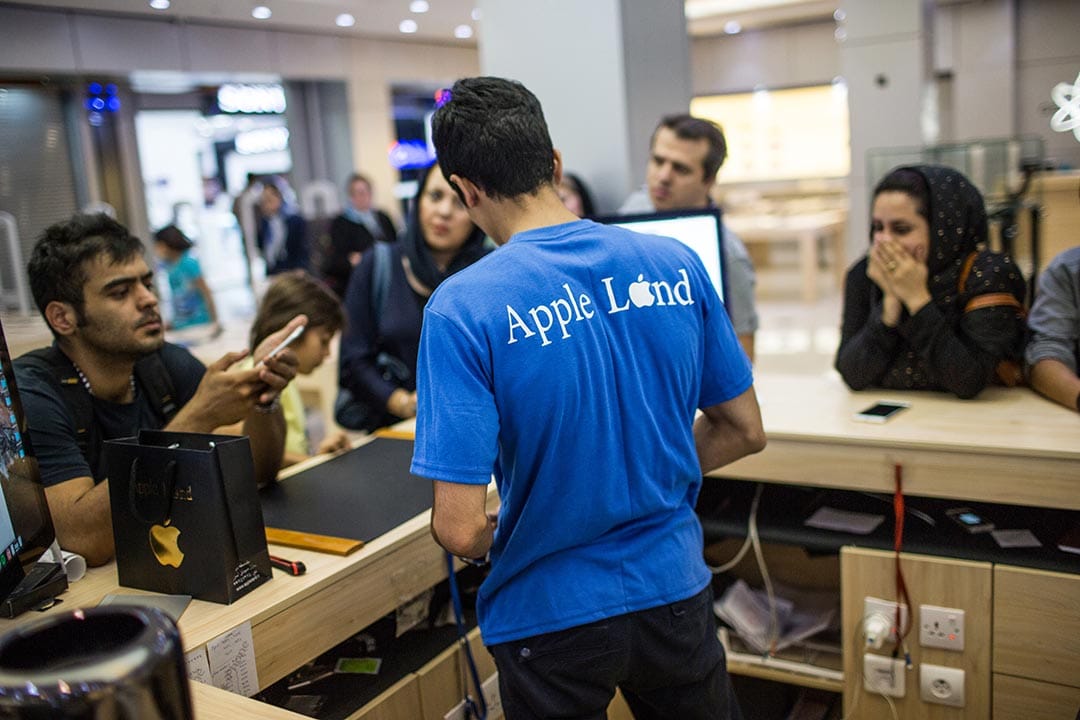 顧客在伊朗一間專門售賣蘋果商品的店鋪內購物。攝: Arash khamooshi /端傳媒