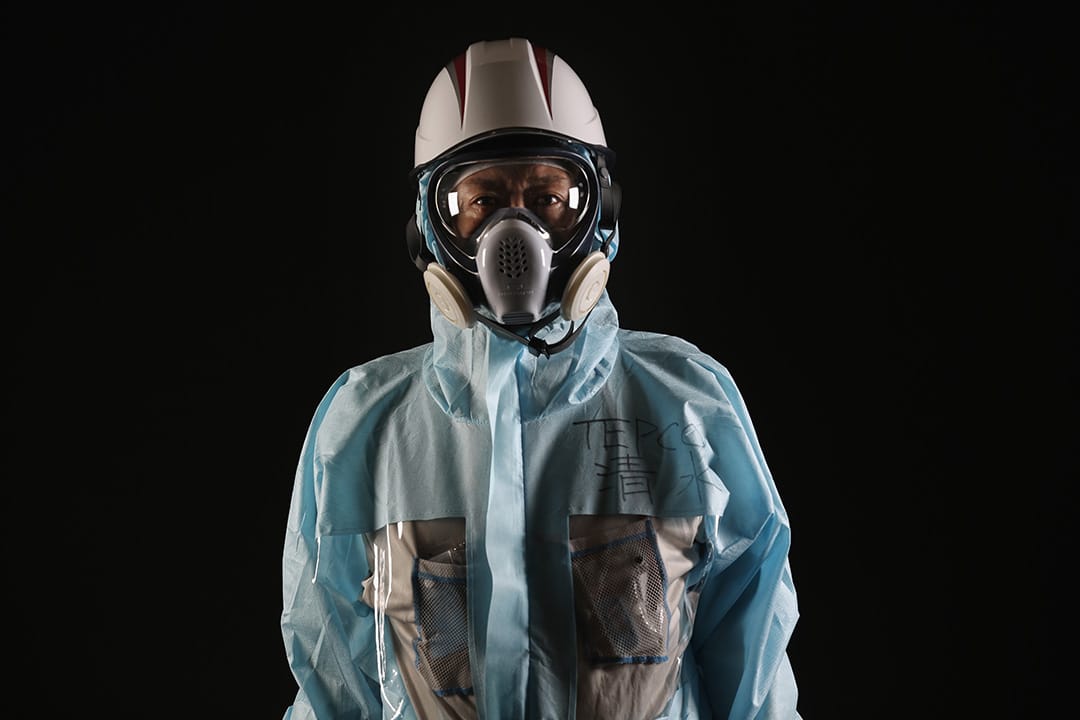 东电的 Kenji Shimizu 是检验核废料机械人工程项目的现场监督,他认为让别人理解的难度不下於保持工作环境安全。摄:Christopher Furlong/GETTY