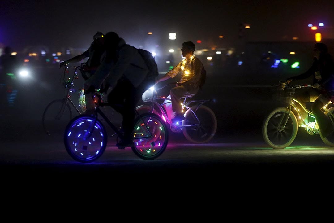 參加者騎著安裝了燈飾的單車穿過沙漠。攝：Jim Urquhart/Reuters