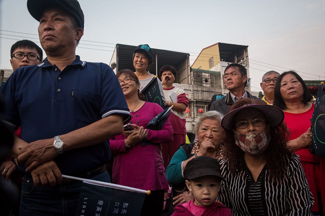蔡英文當天下午再由高雄趕往屏東，支持者手持「點亮台灣」的小旗，到在天后宮為她打氣。攝：Billy H.C. Kwok/端傳媒