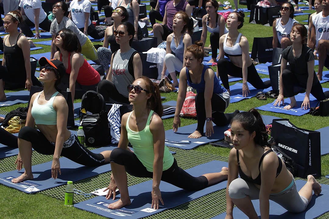 2015年6月21日,韩国首尔市中心,数以百计的瑜伽爱好者集体做瑜伽纪念国际瑜伽日。摄: Chung Sung-Jun/Getty