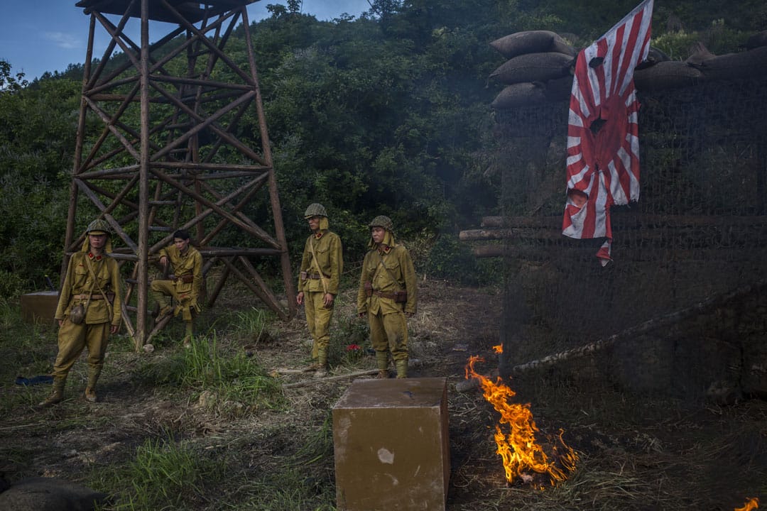 《共赴國難》演員等待拍攝日軍慘敗的戲份。 攝: 林亦非/端傳媒 
