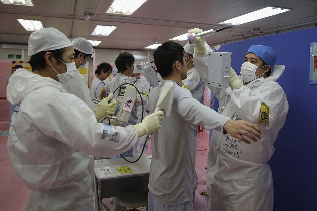 工人完成工作在回到发电站前,需要进行辐射检查。摄:Christopher Furlong/GETTY