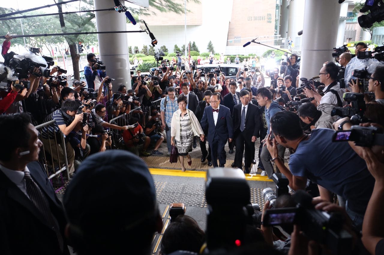 曾蔭權與妻子今午抵達東區裁判法院。攝：盧翊銘/端傳媒