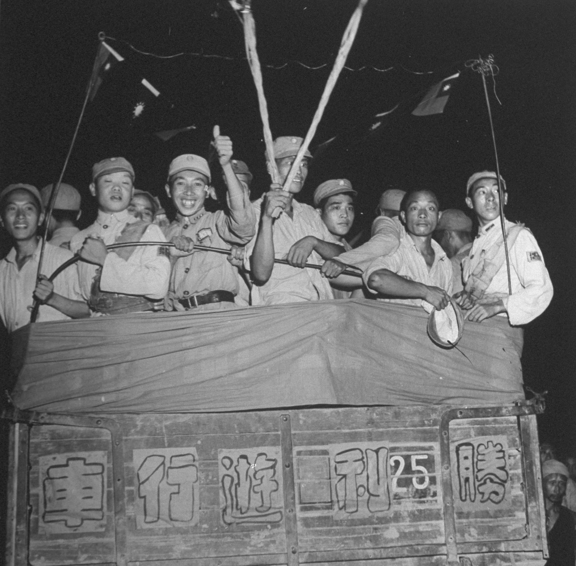 1945年，中國士兵及群眾在「勝利遊行車」上慶祝抗戰勝利。攝：Jack Wilkes/The LIFE Picture Collection/GETTY