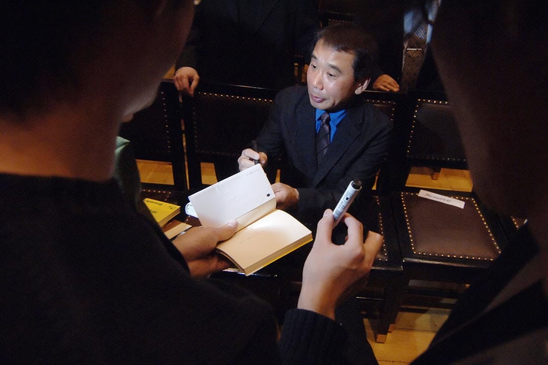 2006年10月30日,村上春樹在捷克布拉格獲得卡夫卡文學獎後,為在場人士簽名。攝:MICHAL CIZEK/AFP