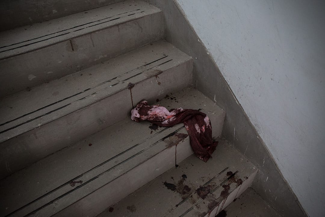 爆炸現場附近的民居,後樓梯留下染血衣物。