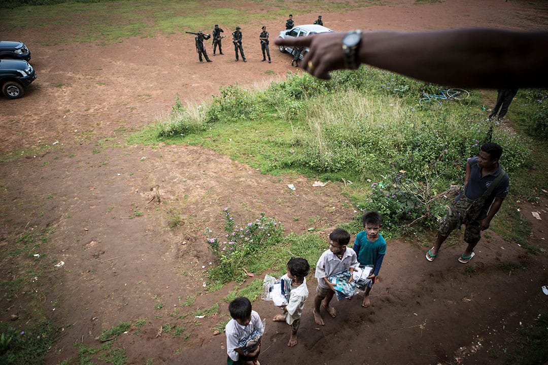 KENDO分發日用品和衣服給小孩們。攝 : Mathieu Willcocks/端傳媒