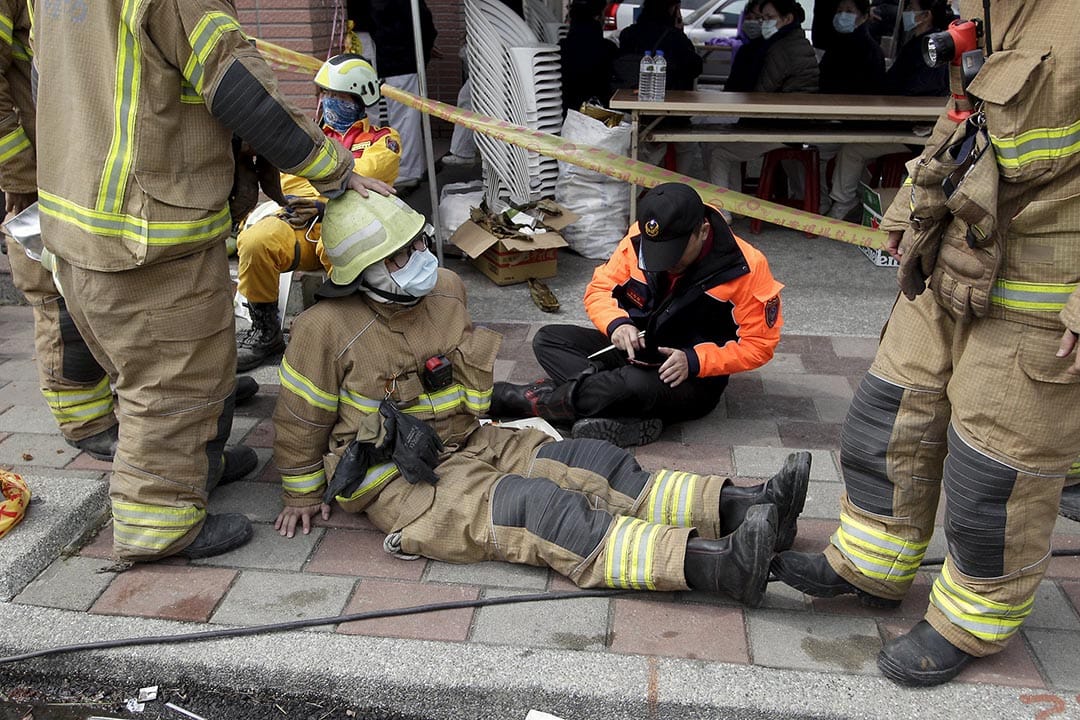 救援人員在路旁休息。攝 : Pichi Chuang/REUTERS