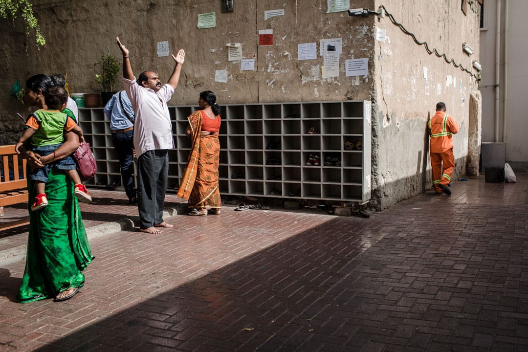 一名印度教徒在阿勒法赫迪的一间庙宇祈祷。摄: Laurence Tan