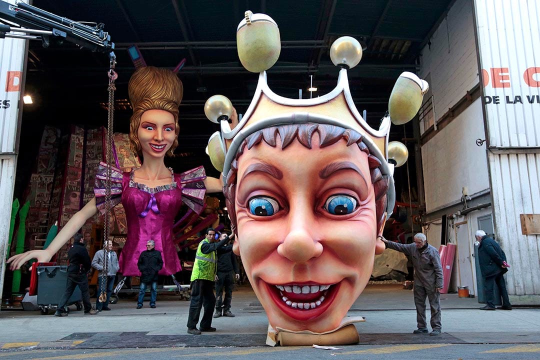 在法国,工人正在为狂欢节游行准备一个巨型模型。摄:Eric Gaillard/REUTERS