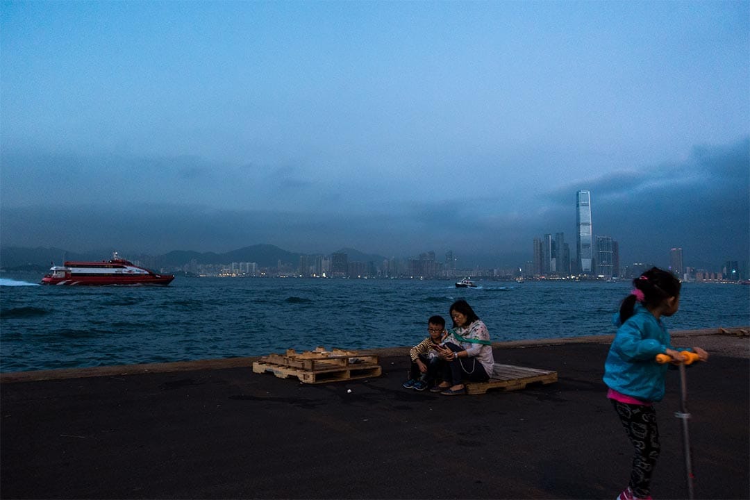 于西区公众货物装卸区休憩的游人。摄：卢翊铭/端传媒