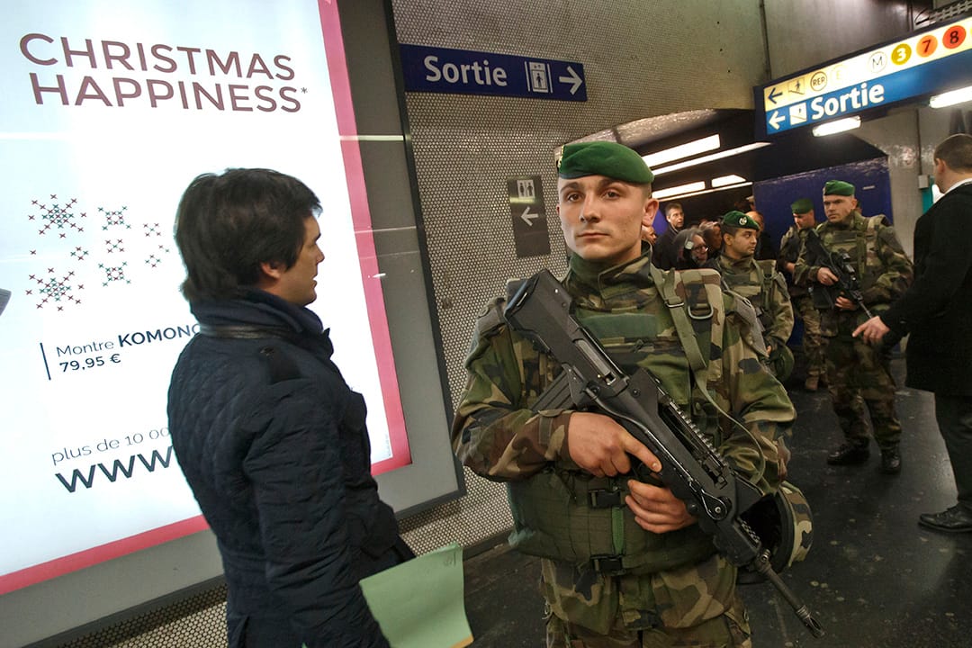 2015年12月30日， 法国巴黎，军人在巴黎地铁巡 逻。法国当局在新年前夕加强国内保安。摄：Michel Euler/AP
