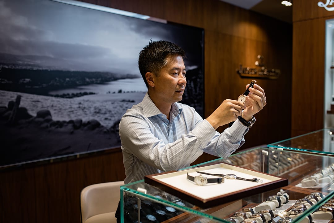 三寶鐘錶首席執行官李永安認為女裝錶近年漸趨複雜,實用性及設計兼備。 (攝: Lit Ma/端傳媒)
