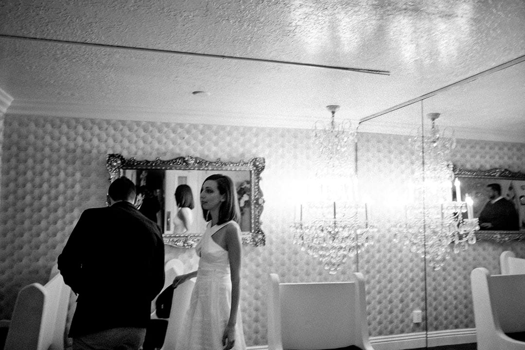 一對新人正在等待婚禮主持人宣布他們的合法婚姻。