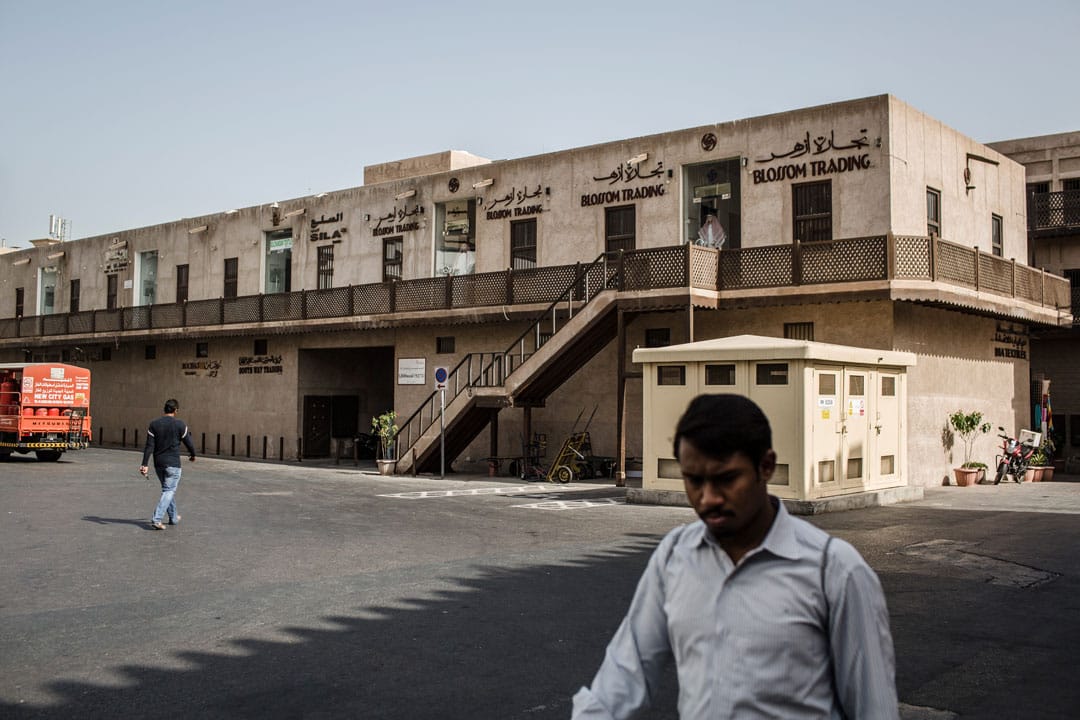 人们走過迪拜河旁的商店。摄: Laurence Tan