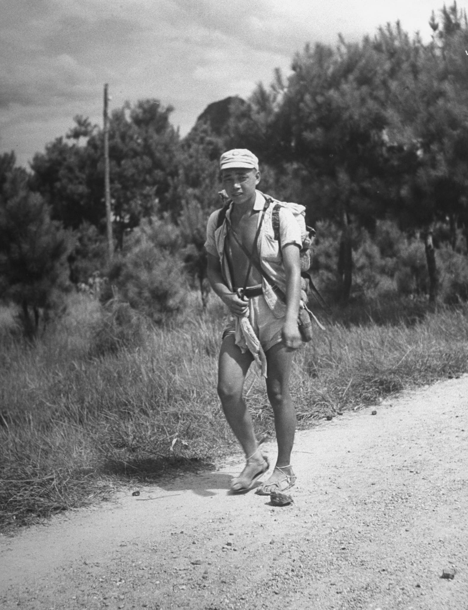 一名穿涼鞋的持槍中國士兵。攝：Jack Wilkes/The LIFE Picture Collection/GETTY