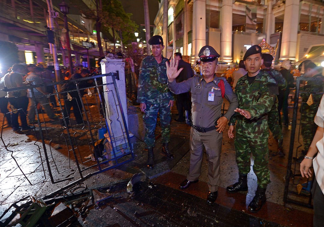 泰国军人及警察在大爆炸现场守卫。摄：PORNCHAI KITTIWONGSAKUL/AFP