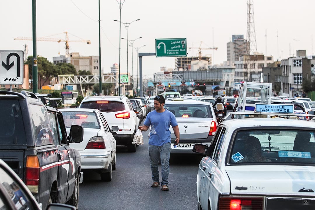 二十九歲的 Shahram 仍然待業。他在每日下午四時到翌日清晨二時，在德黑蘭交通幹道販賣新鮮核桃。攝：Arash Khamooshi/端傳媒
