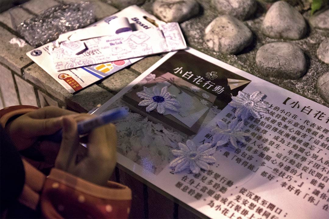 參與者正製作小白花衣飾。攝：陳國誠/端傳媒