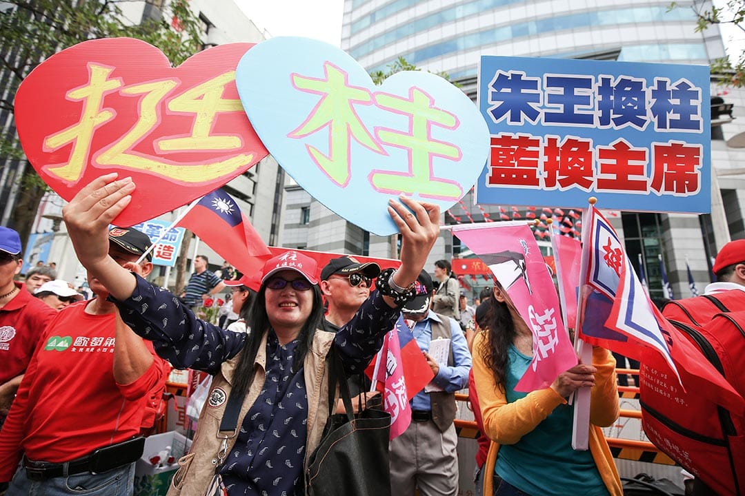 支持洪秀柱的民眾手拿挺柱標語表示。攝:張國耀/端傳媒