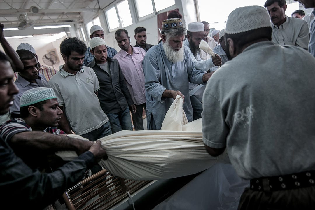 2014年，於意外身亡的尋求庇護者，幾十人把錢籌了幾個月，才足夠把遺體送回家鄉。箱子只印著他的名字和 