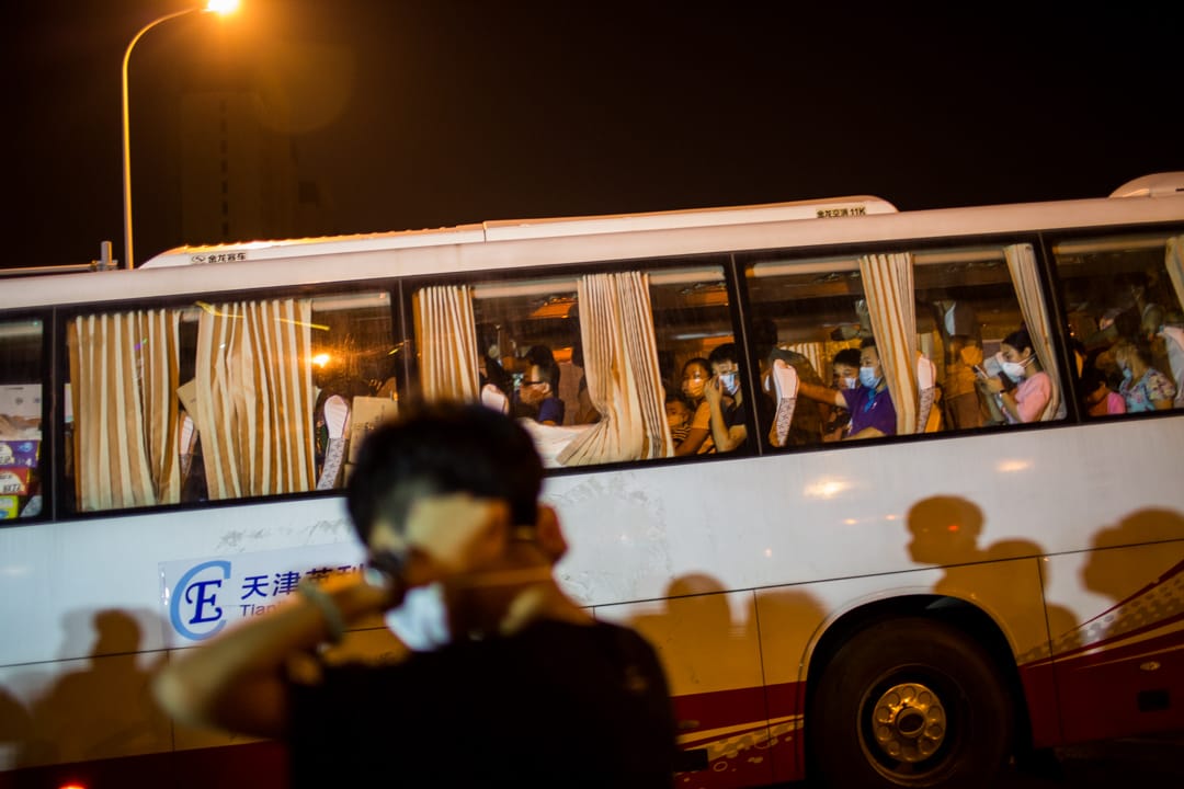 爆炸現場附近的居民被疏散到安全地方。