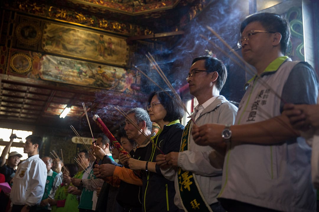 蔡英文當天共到了三家廟宇參香。她在高雄參訪的第二間廟宇是金獅湖的保安宮，她在三民東區立委參選人李昆澤陪同下參香。攝: Billy H.C. Kwok/ 端傳媒